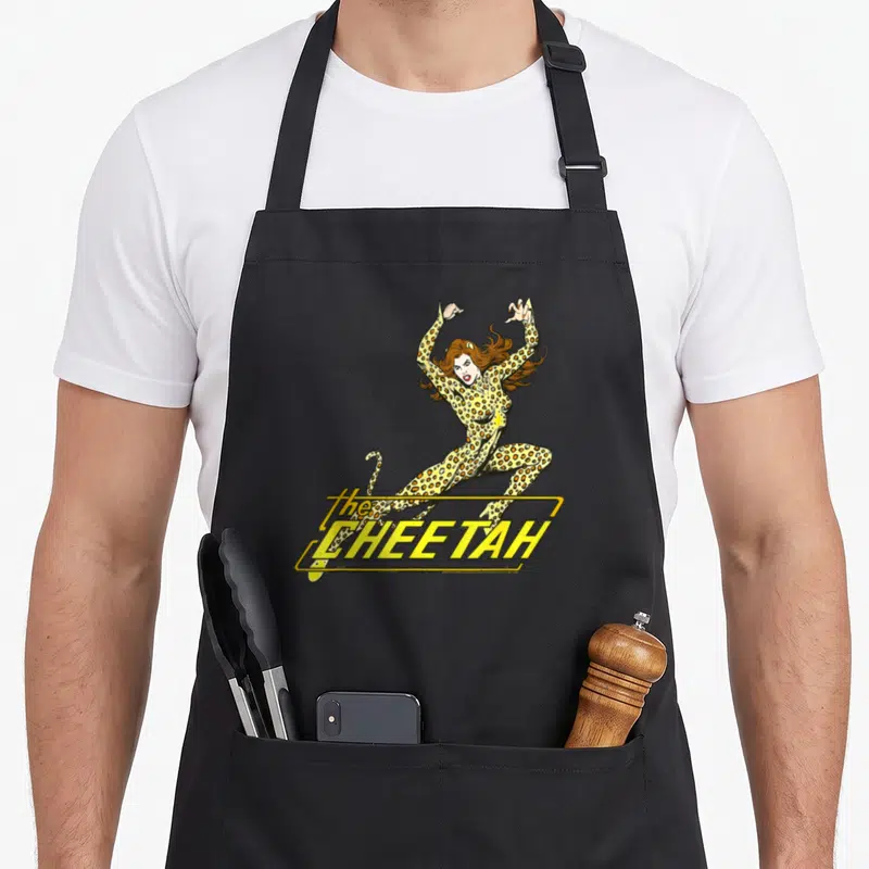 Tablier de cuisine noir avec une illustration colorée de The Cheetah en pose dynamique et son logo jaune retro.