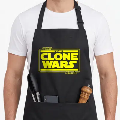 Tablier de cuisine noir avec le logo Star Wars The Clone Wars en jaune vif au centre du torse.