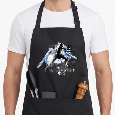 Tablier de cuisine noir avec illustration d'Ahsoka Tano brandissant un sabre laser bleu et le texte AHSOKA TANO vertical.