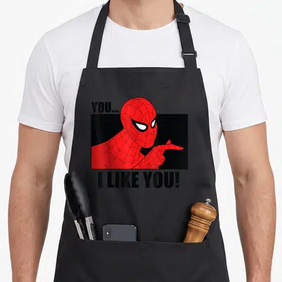 Tablier de cuisine noir avec Spider-Man rouge pointant et le texte You I Like You en noir.