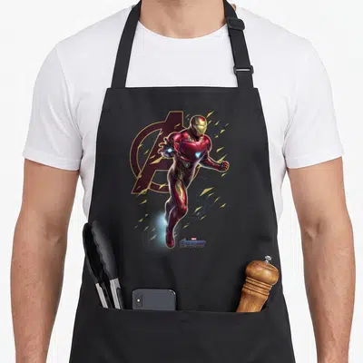 Tablier de cuisine noir avec Iron Man en vol et le logo des Avengers en arrière-plan doré.