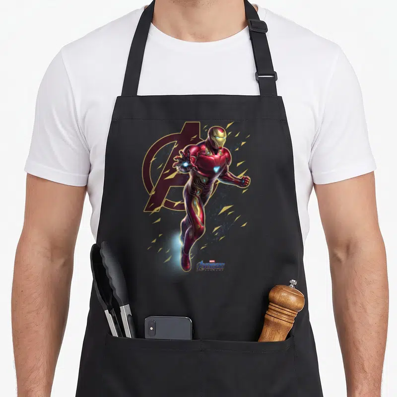Tablier de cuisine noir avec Iron Man en vol et le logo des Avengers en arrière-plan doré.