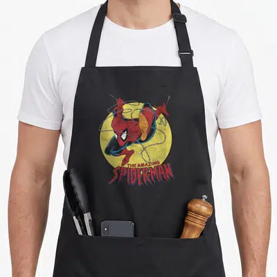 Tablier de cuisine noir avec illustration vintage de Spider-Man sautant dans un cercle jaune et son logo en dessous.