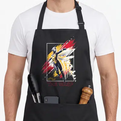 Tablier de cuisine noir avec The Wasp en action, ailes blanches et fond graphique rouge jaune.