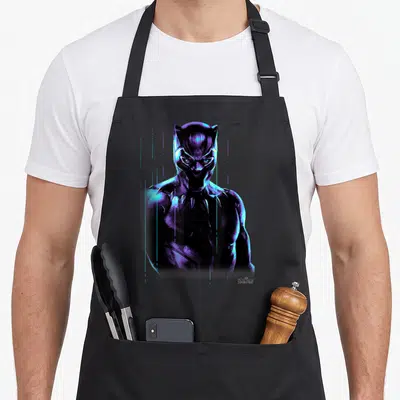 Tablier de cuisine noir avec illustration luminescente du Black Panther aux teintes violettes et bleues.