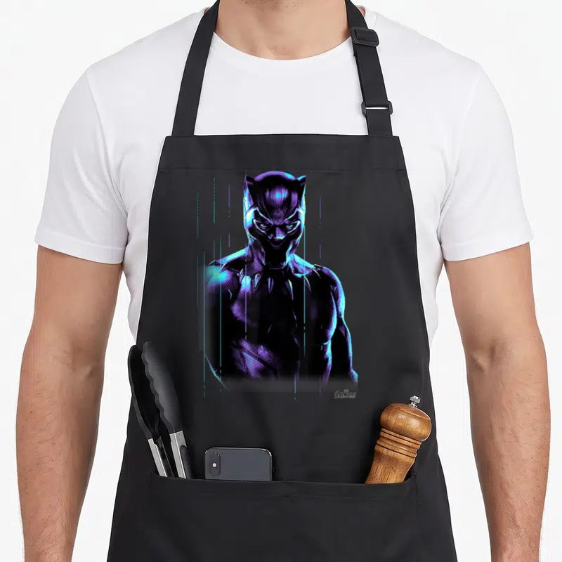 Tablier de cuisine noir avec illustration luminescente du Black Panther aux teintes violettes et bleues.