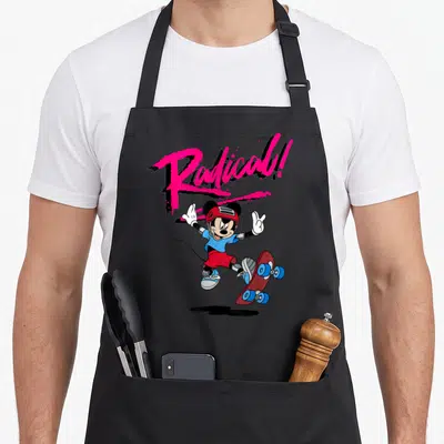 Tablier de cuisine noir avec Mickey skateboard radical et texte rose vif stylisé.