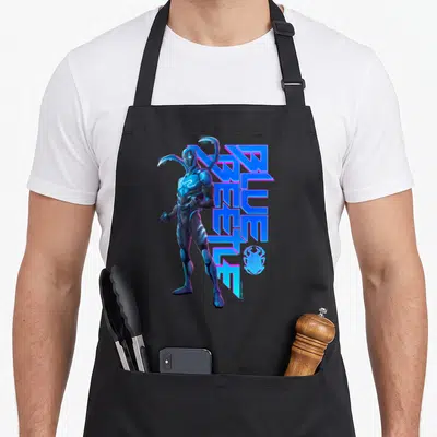 Tablier de cuisine noir avec illustration de Blue Beetle et texte stylisé bleu électrique.