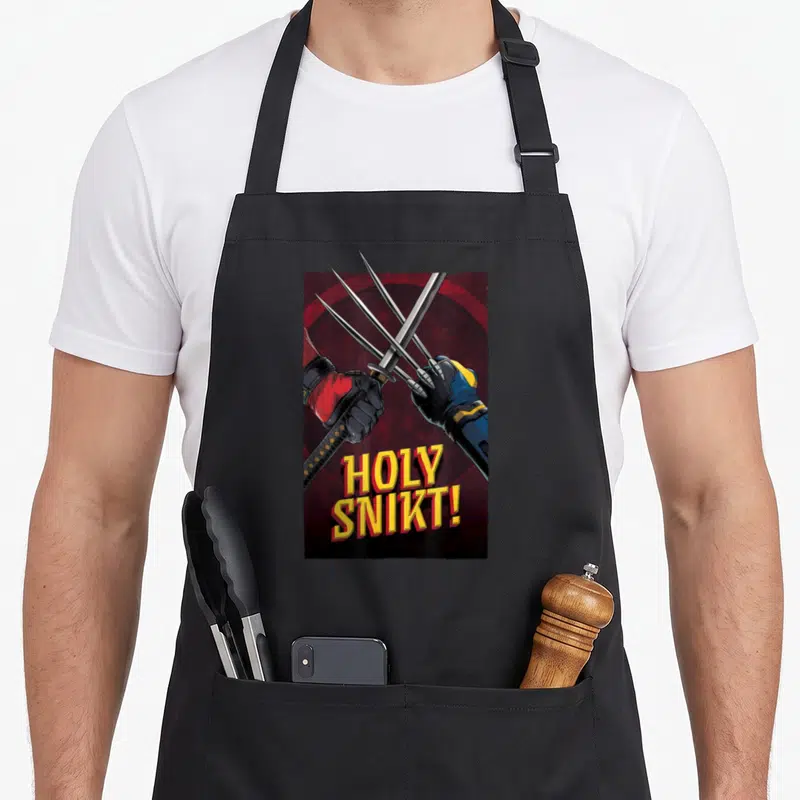 Tablier de cuisine noir avec illustration des griffes de Wolverine et du sabre de Deadpool sous le texte Holy Snikt.