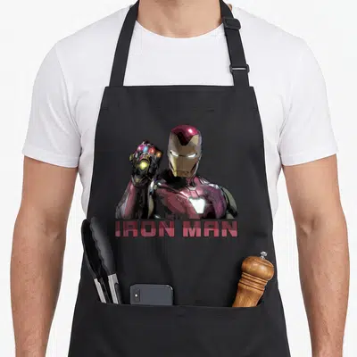 Tablier de cuisine noir avec portrait d'Iron Man, gant infini et texte I Am Iron Man en rouge.
