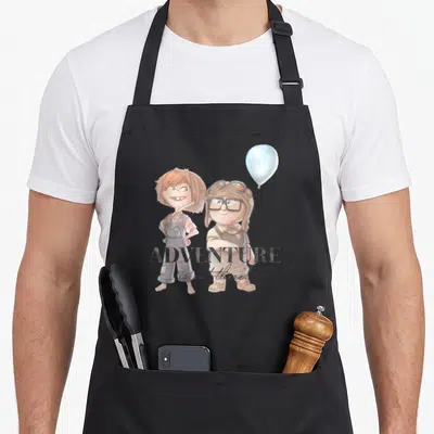 Tablier de cuisine noir avec Carl, Ellie et le texte Adventure is out there.