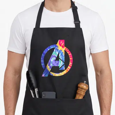 Tablier de cuisine noir avec le logo des Avengers en tie-dye rainbow style 90s aux couleurs vives.