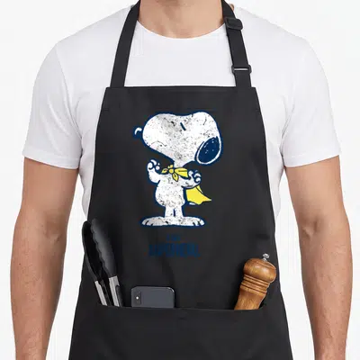 Tablier de cuisine noir avec Snoopy super-héros jaune et texte I am a superhero imprimé en bleu vintage.