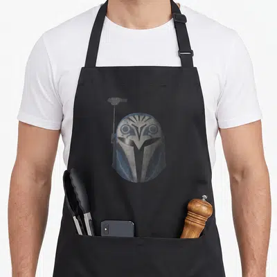 Tablier de cuisine noir avec illustration du casque Bo-Katan Helmet Distressed en bleu et gris.