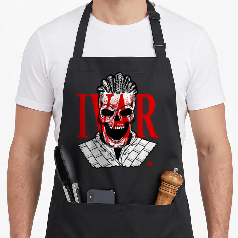 Tablier de cuisine noir avec illustration d'un crâne viking et le texte IVAR en lettres rouges majuscules.