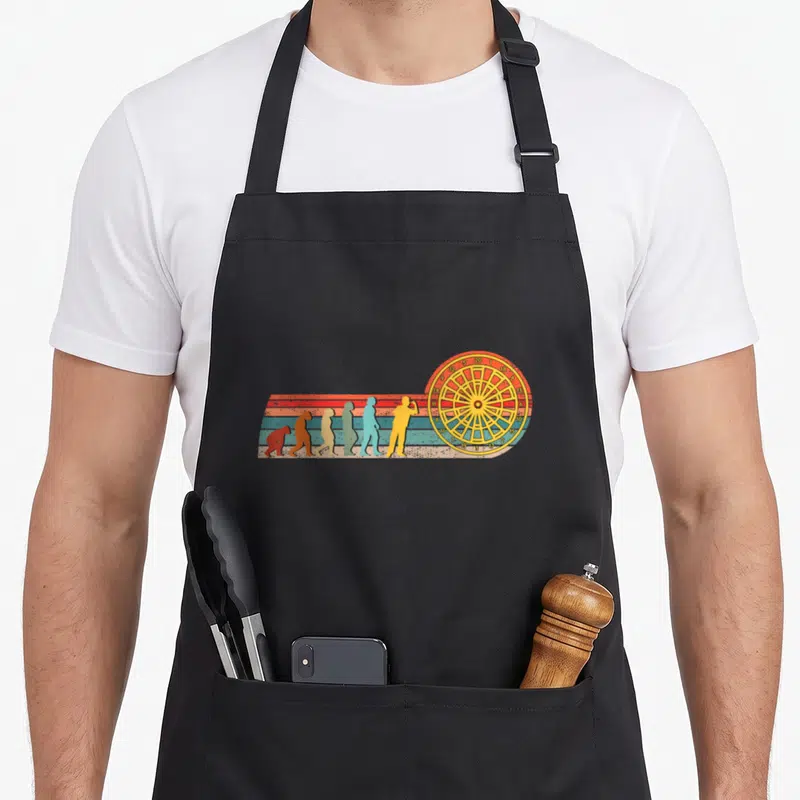Tablier de cuisine noir avec illustration évolutive et cible de fléchettes multicolore sur fond rayé retro.