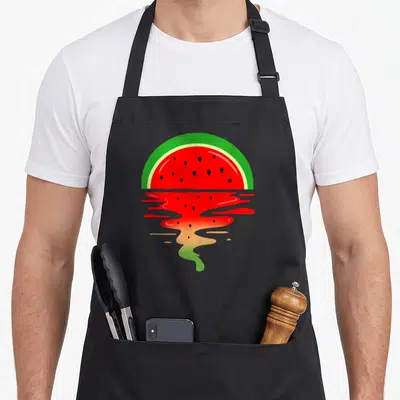 Tablier de cuisine noir avec une pastèque vaporwave rouge et verte se reflétant comme un coucher de soleil.