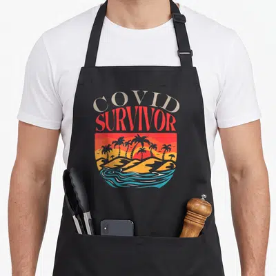 Tablier de cuisine noir avec illustration rétro d'un coucher de soleil sur une plage tropicale palmée et l'océan.