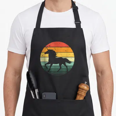 Tablier de cuisine noir avec silhouette de licorne grise sur fond circulaire rayé orange jaune vert et bleu style rétro vintage.