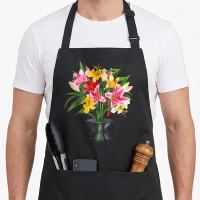 Tablier de cuisine noir avec illustration d'un bouquet de lys multicolores dans un vase transparent.
