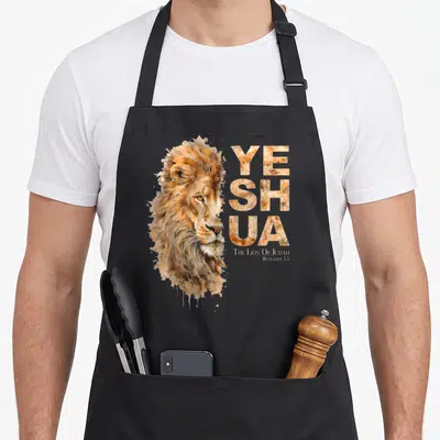 Tablier de cuisine noir avec tête de lion et texte Yeshua Lion de Juda Révélation 5 5 imprimé en orange et doré.