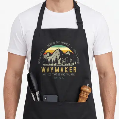 Tablier de cuisine noir avec illustration vintage de montagnes et texte Waymaker Light in the Darkness Miracle Worker Promise Keeper May God that is who you are Isaiah 42.16