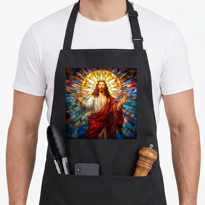 Tablier de cuisine noir avec illustration vitrail Jésus Christ bras ouverts halo doré et robes rouges sur fond bleu géométrique