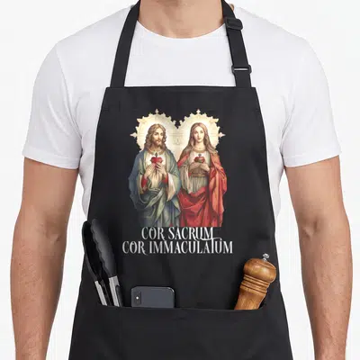 Tablier de cuisine noir avec représentation du Sacré-Cœur et du Cœur Immaculé et texte latin Cor Sacrum Cor Immaculatum.