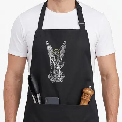 Tablier de cuisine noir avec illustration blanche de Michael Archangel vainquant le dragon.