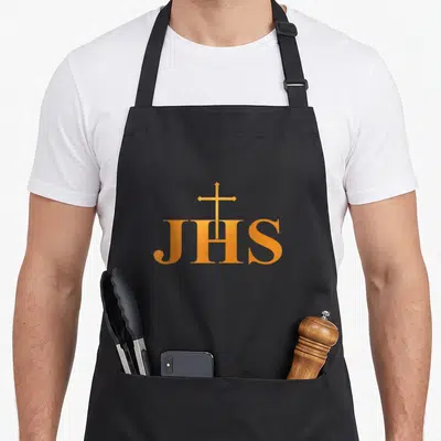 Tablier de cuisine noir avec le monogramme JHS et une croix dorée au centre.