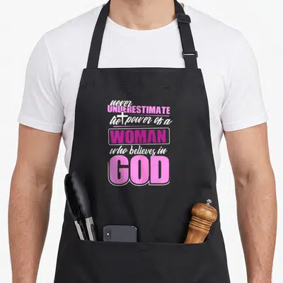 Tablier de cuisine noir avec inscription rose et blanche sur la puissance d'une femme croyant en Dieu