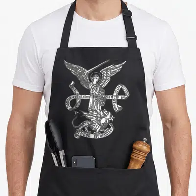 Tablier de cuisine noir avec une illustration blanche de l'Archange Saint Michel écrasant le démon et tenant une épée.