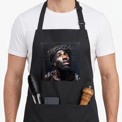 Tablier de cuisine noir avec portrait réaliste d'un homme noir couronné d'épines regardant vers le haut, style peinture sombre.