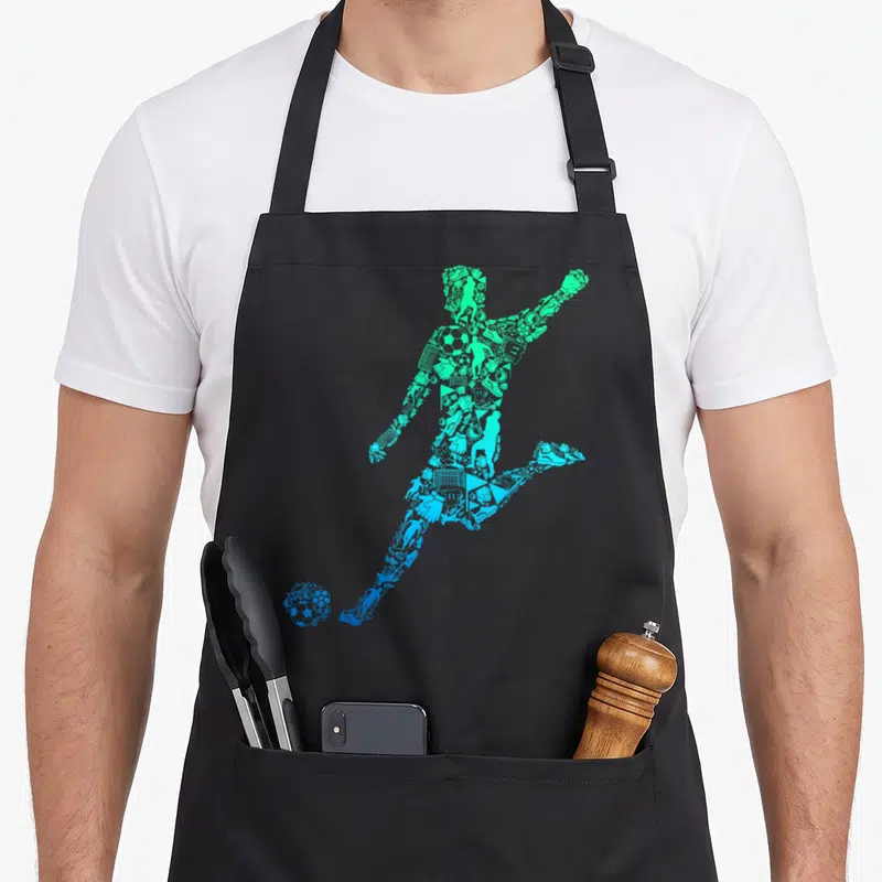 Tablier de cuisine noir avec une silhouette de joueur de football composée d'icônes sportives en dégradé de vert à bleu cyan.