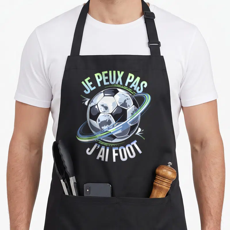 Tablier de cuisine noir avec un ballon de foot et l'inscription Je peux pas j'ai foot en bleu et vert.