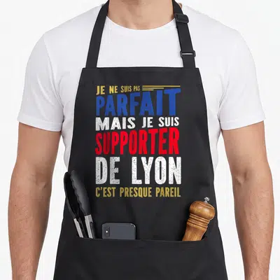 Tablier de cuisine noir avec inscription Je ne suis pas parfait supporter de Lyon en bleu rouge et blanc.