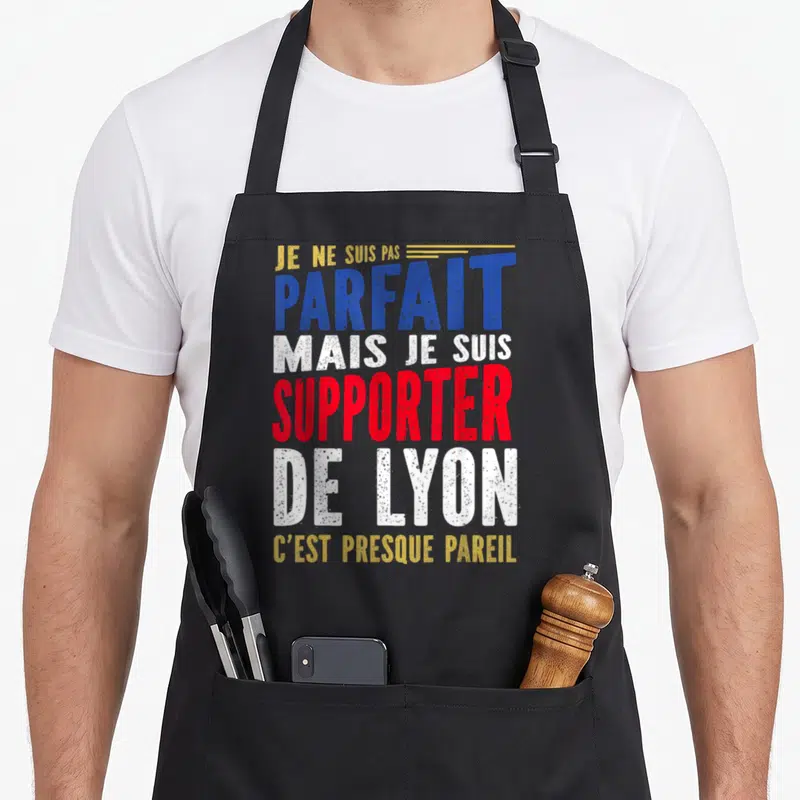 Tablier de cuisine noir avec inscription Je ne suis pas parfait supporter de Lyon en bleu rouge et blanc.