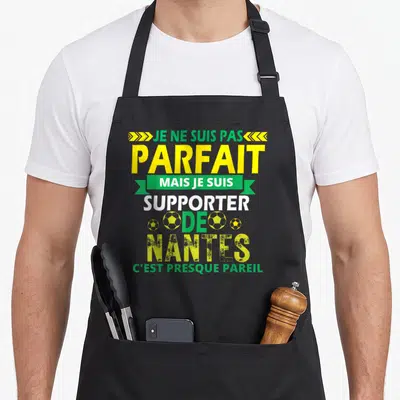 Tablier de cuisine noir avec le texte Je ne suis pas parfait mais je suis supporter de Nantes en jaune et vert.