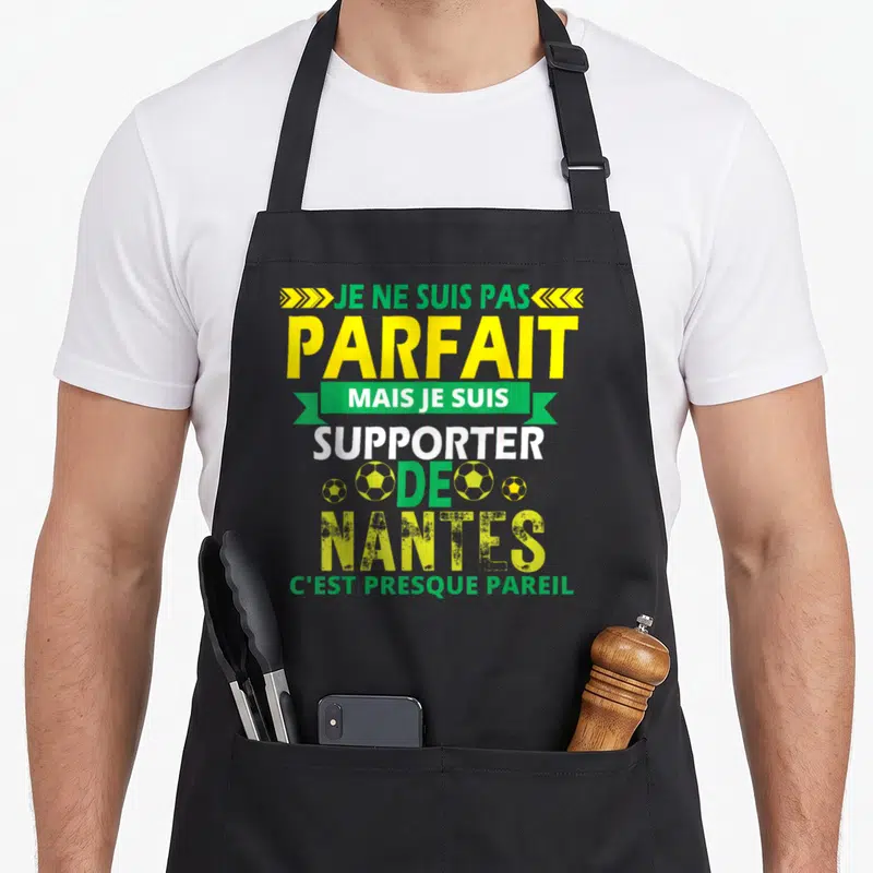 Tablier de cuisine noir avec le texte Je ne suis pas parfait mais je suis supporter de Nantes en jaune et vert.