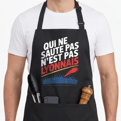 Tablier de cuisine noir avec inscription blanche et rouge sur fond de stade et plume dorée.