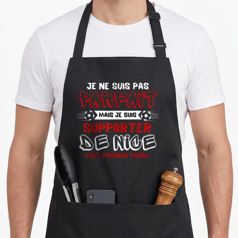 Tablier de cuisine noir avec inscription humoristique sur le support de l'équipe de Nice et un ballon de foot.