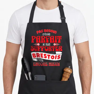 Tablier de cuisine noir avec typographie rouge et blanche proclamant être supporter Brestois est encore mieux.