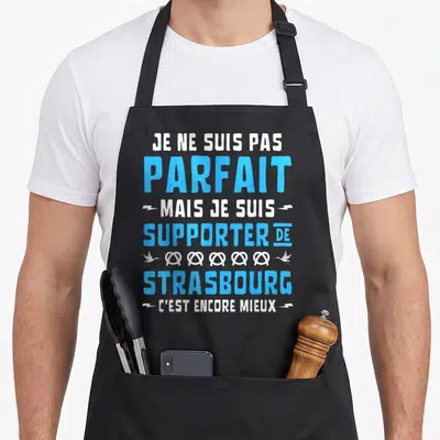 Tablier de cuisine noir avec inscription Je ne suis pas parfait mais supporter de Strasbourg en bleu et blanc.