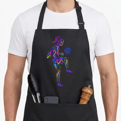 Tablier de cuisine noir avec une silhouette colorée d'une joueuse de football femme en action avec un ballon.
