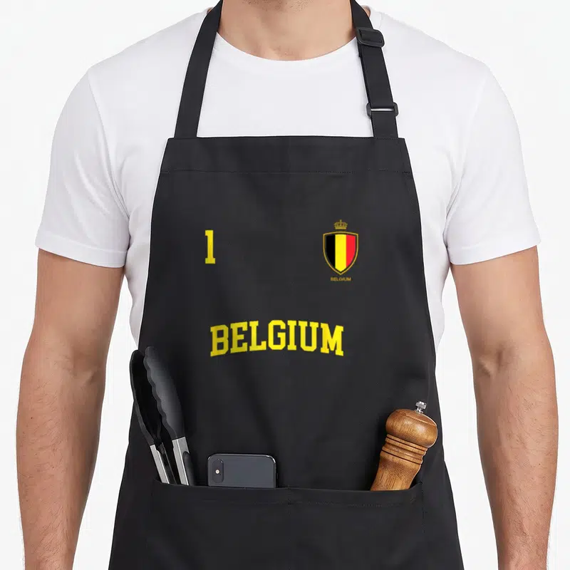 Tablier de cuisine noir avec le drapeau belge, le chiffre 1 et le mot BELGIUM en lettres jaunes.