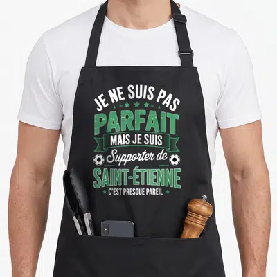 Tablier de cuisine noir avec inscription Je ne suis pas parfait mais je suis supporter de Saint-Étienne en vert et blanc.