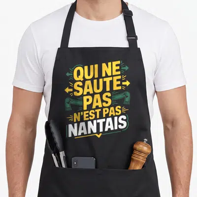 Tablier de cuisine noir avec inscription jaune et blanche « Qui ne saute pas n'est pas Nantais » entourée d'arrows verts et d'une écharpe.