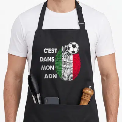 Tablier de cuisine noir avec une empreinte digitale aux couleurs du drapeau italien et un ballon de foot blanc posé dessus.