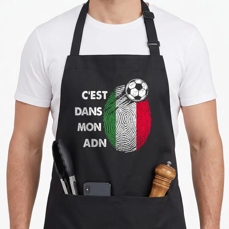 Tablier de cuisine noir avec une empreinte digitale aux couleurs du drapeau italien et un ballon de foot blanc posé dessus.
