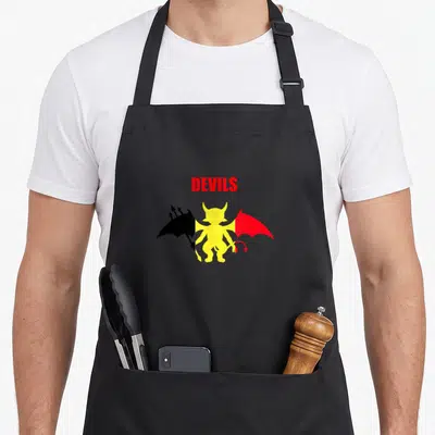 Tablier de cuisine noir avec un diable jaune aux ailes tricolores tenant une lance et le texte DEVILS en rouge au-dessus.